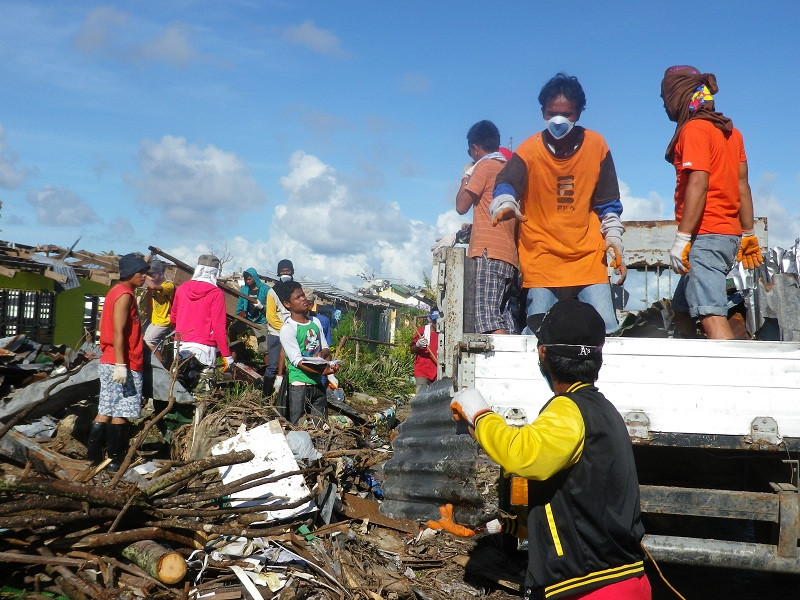 Na Filipínách obnovujeme školy a poskytujeme práci 650 lidem
