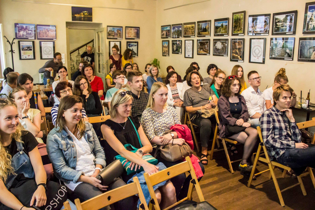 Co je to dobrovolnická intervize? Bezpečný prostor pro sdílení a kladení otázek