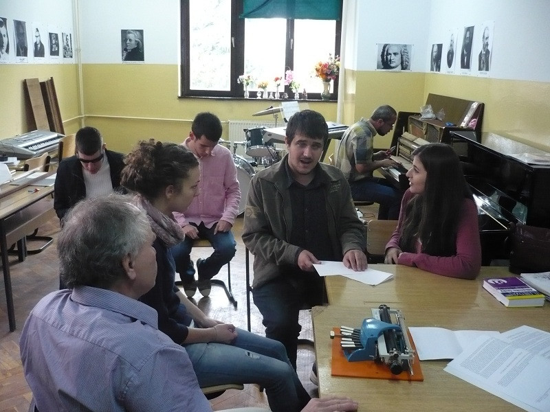 Do Kosova jsme dodali tři piána pro nevidomé, čeští pedagogové je vzdělávali