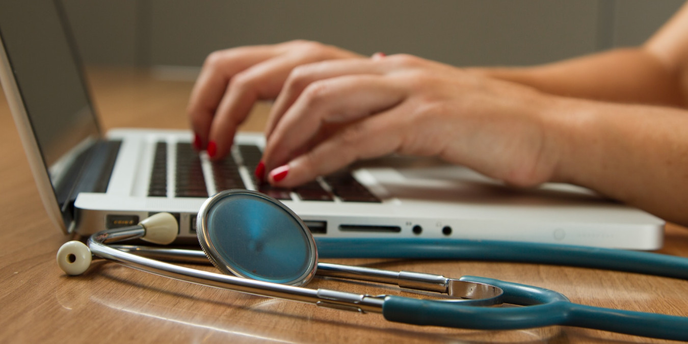 Online lékařská poradna pro ukrajinské uprchlíky pomáhá českému kamennému zdravotnictví