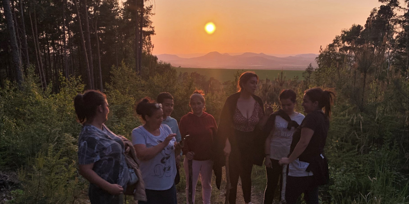 Vidět západ slunce. Třeba jen v ponožkách a s dětmi na zádech