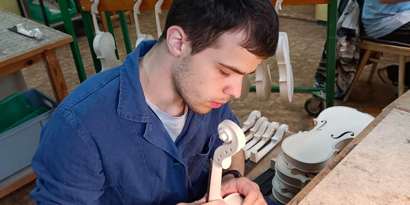 Z praktické školy až k výrobě houslí a viol. Ani těžký osud Dušana nezastavil v cestě za jeho snem