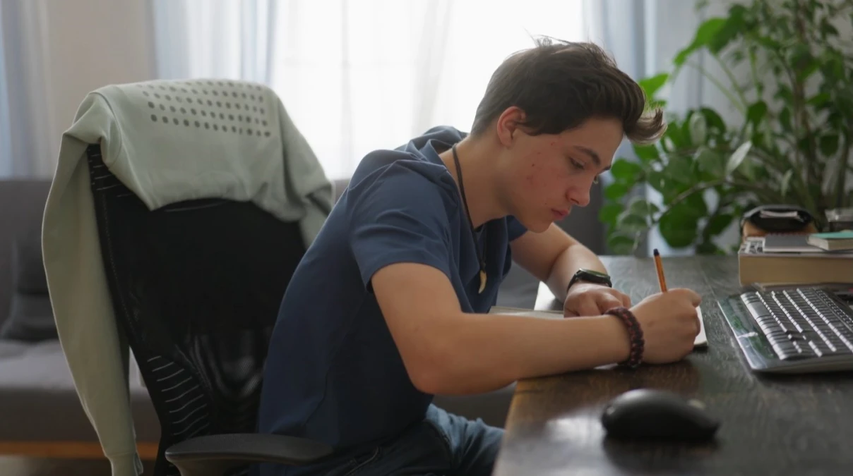 Nahlédněte do online světa teenagerů. Pomůže vám v tom nová výuková videohra DigiStories: Alex