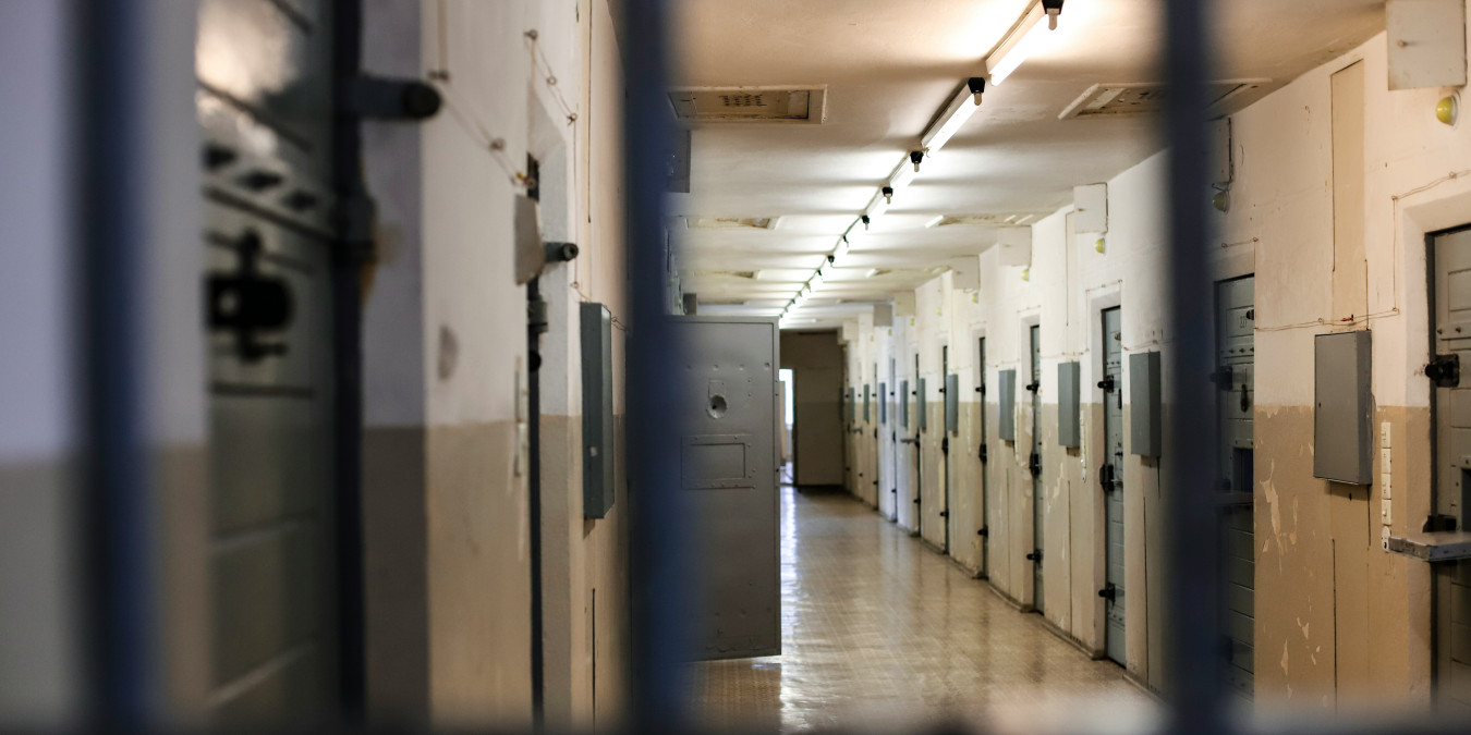 Proč radíme i lidem ve věznicích, jak vyřešit své dluhy?