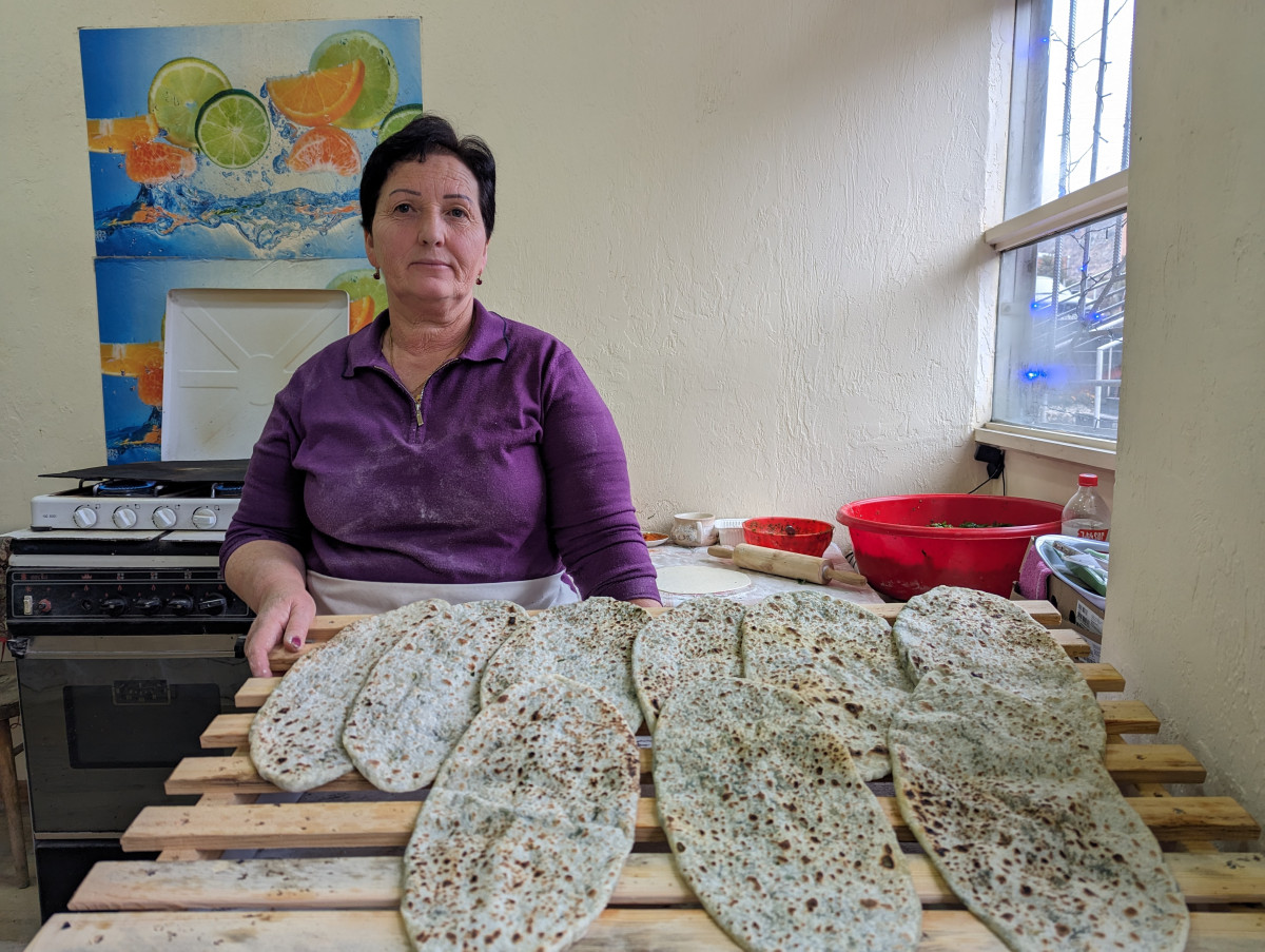 „Musela jsem děti hlídat, aby jedly méně chleba.“ Pomáháme vysídleným lidem v Arménii vyrovnat se s těžkými životními podmínkami