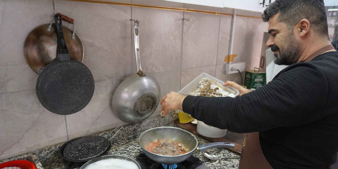 Můž vaří v kuchyni ve své restauraci.