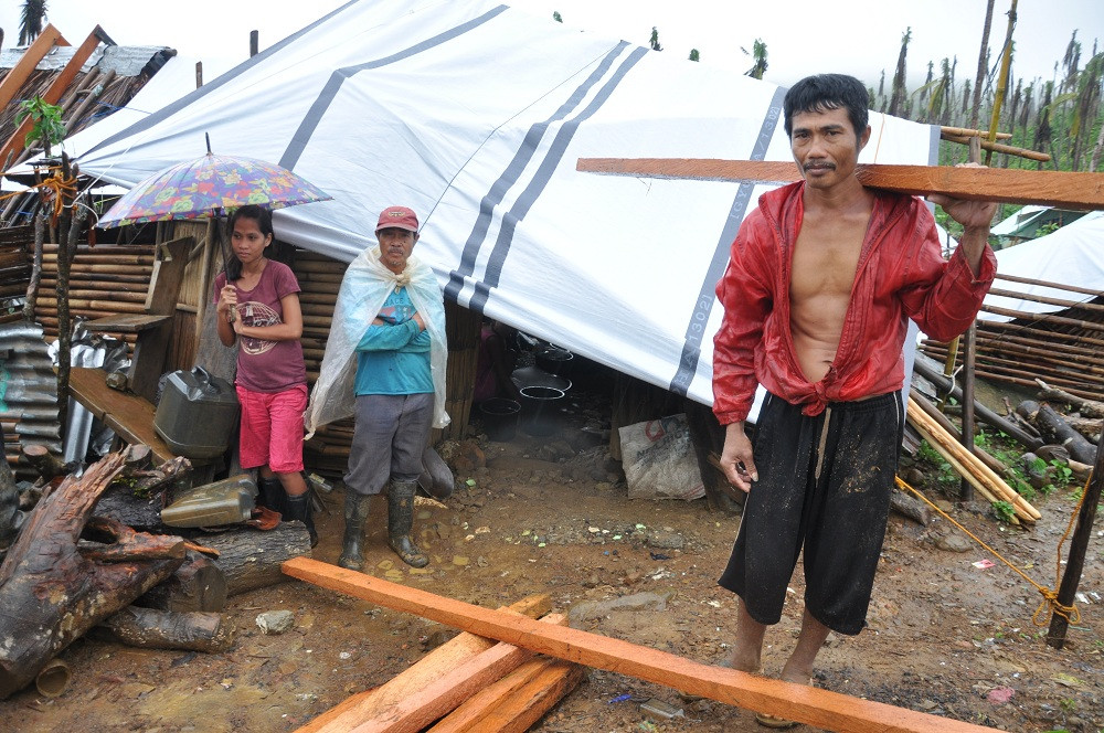 S vaší pomocí do sklizně přečkáme, říká filipínský farmář tři měsíce po tajfunu