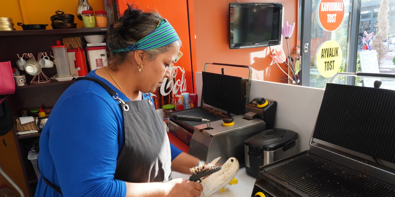 Emine připravující jídlo ve svém bistru