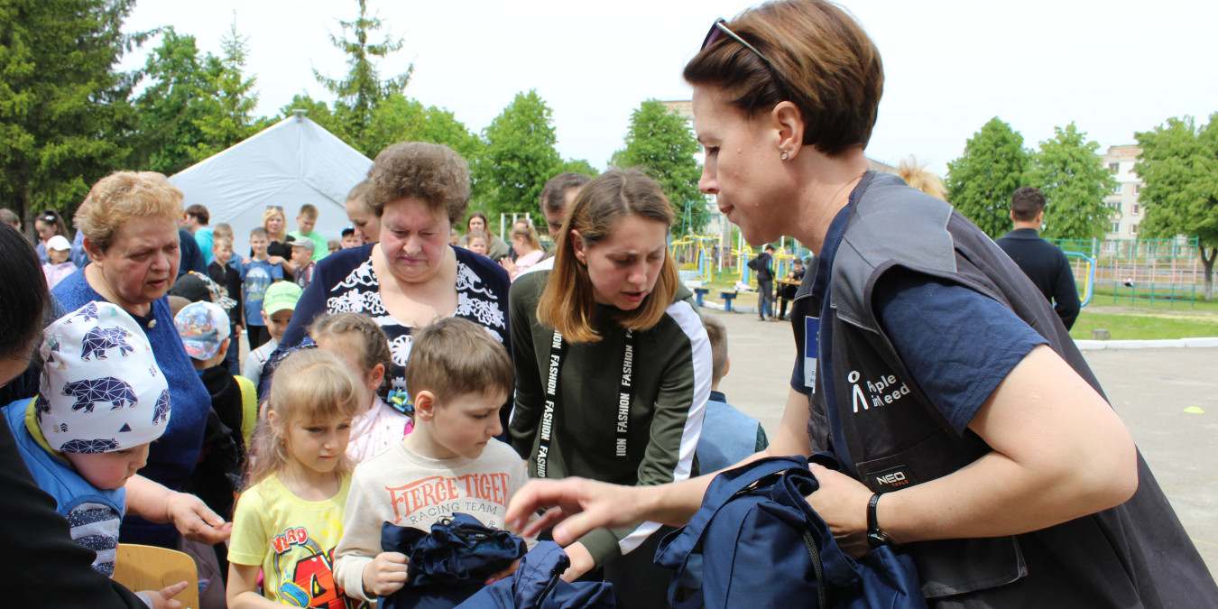 Zaměstnanci Člověka v tísni v Ukrajině spolu s ředitelem organizace Šimonem Pánkem.