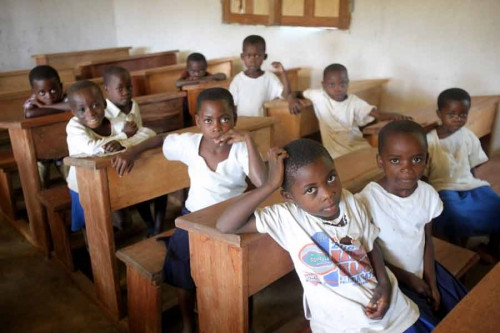 Člověk v tísni postavil v DR Kongo dvě školy, cihly lisovali rodiče i ředitel 