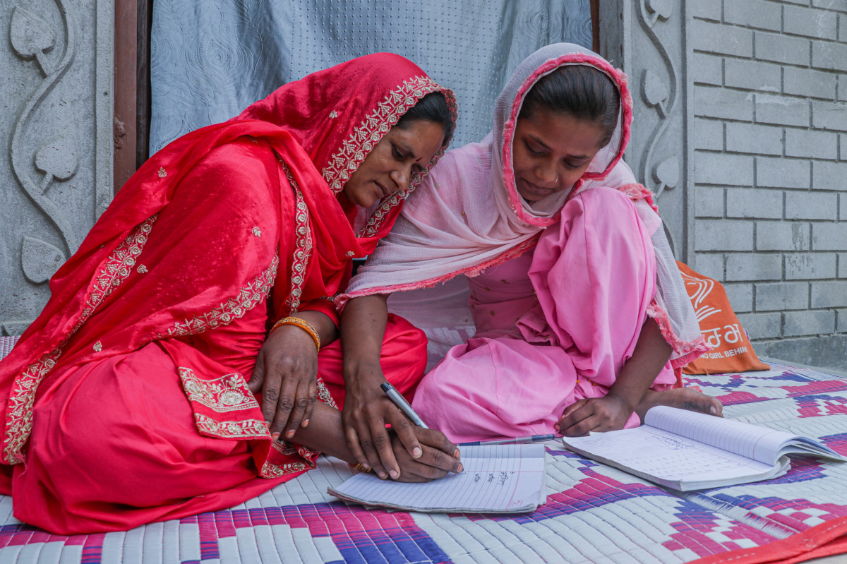 Amina se učí psát.