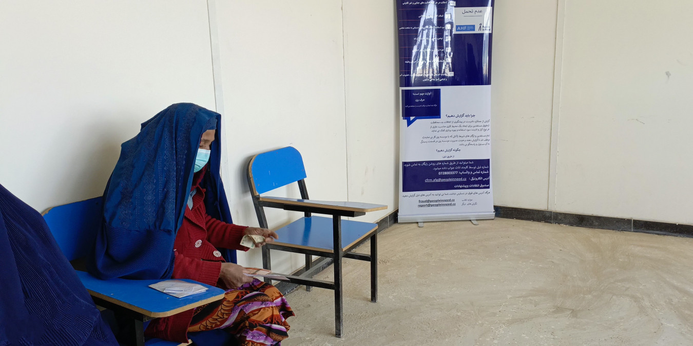 „Základní potraviny pro svou rodinu jsem nakoupila jen díky finanční podpoře,“ říká Gul Jan, která je jednou z více než 32 000 lidí, které jsme podpořili v severním Afghánistánu.