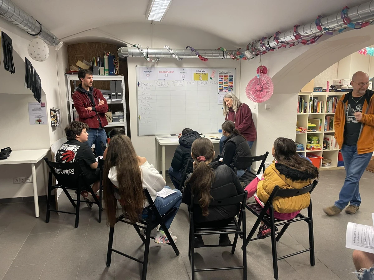 Jak na přijímačky, pronájem nebo pracovní smlouvu? To prozradil dětem z nízkoprahového Klubu Smíchov workshop C'est la Vie 