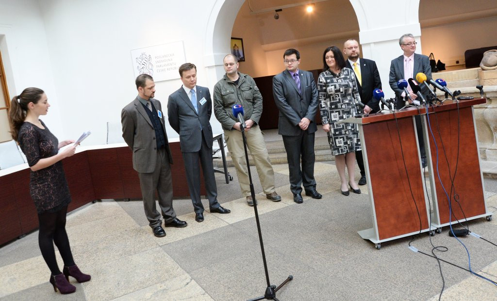 Stop vysokým odměnám při exekucích! Předkládané novely zákonů čerpají z naší práce.