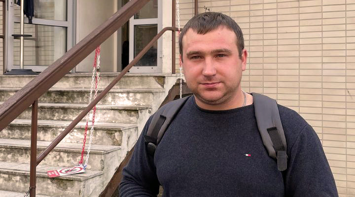 Vrátil se z Ukrajiny za nemocnou matkou. Po dlouhém boji s úřady může zůstat