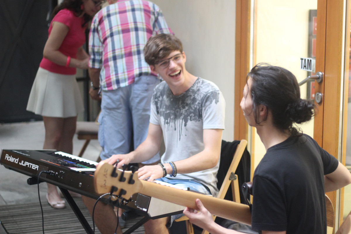 Hrát basket, založit kapelu, nebo si jenom povídat. Mentoring pomáhá mladým lidem najít sami sebe