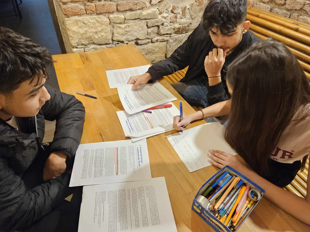 „O Romech se ve škole bavíme jen v souvislosti s Hitlerem.“ Skupinový projekt pro romskou mládež odkrývá romské dějiny i diskutuje zkušenosti s rasismem