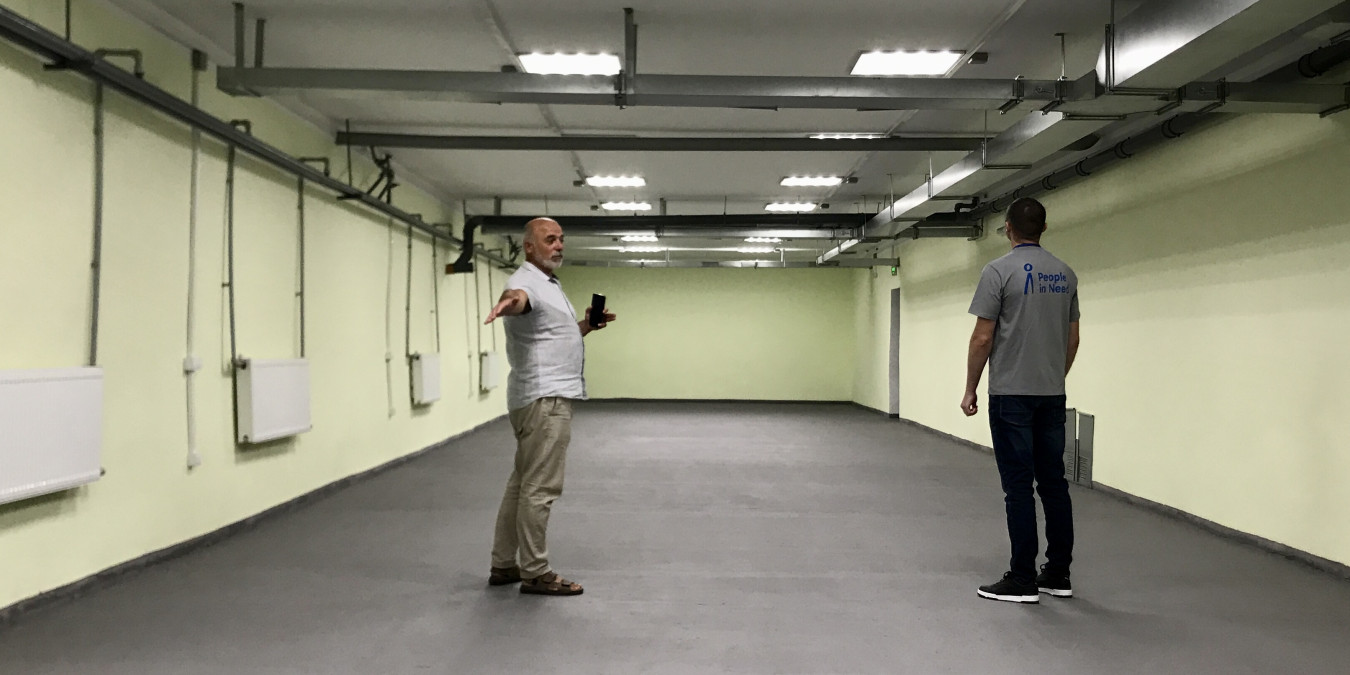 „Hned první školní den jsme museli do krytu na online výuku.“ V ukrajinském Sumy jsme pomohli vybudovat školní kryt