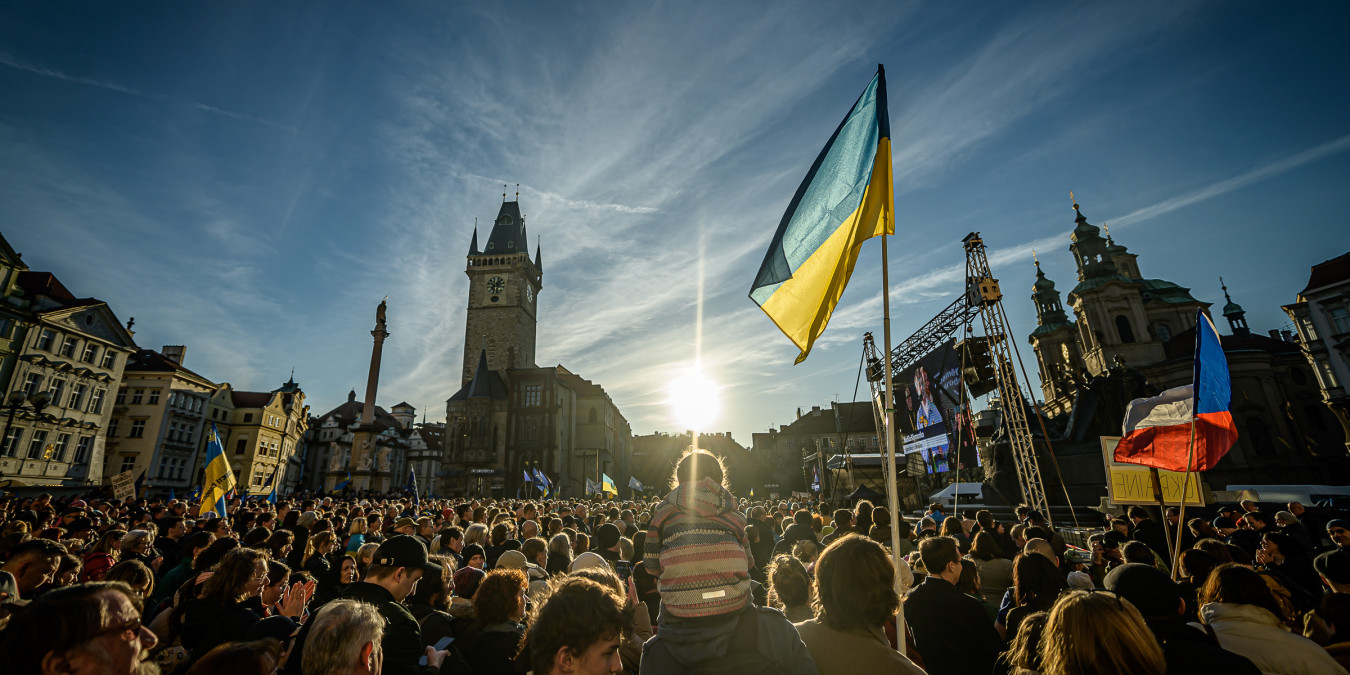 Nejste v tom sami, vzkáží lidé Ukrajině. Nevládní organizace se chystají k 3. výročí války znovu zaplnit Staroměstské náměstí