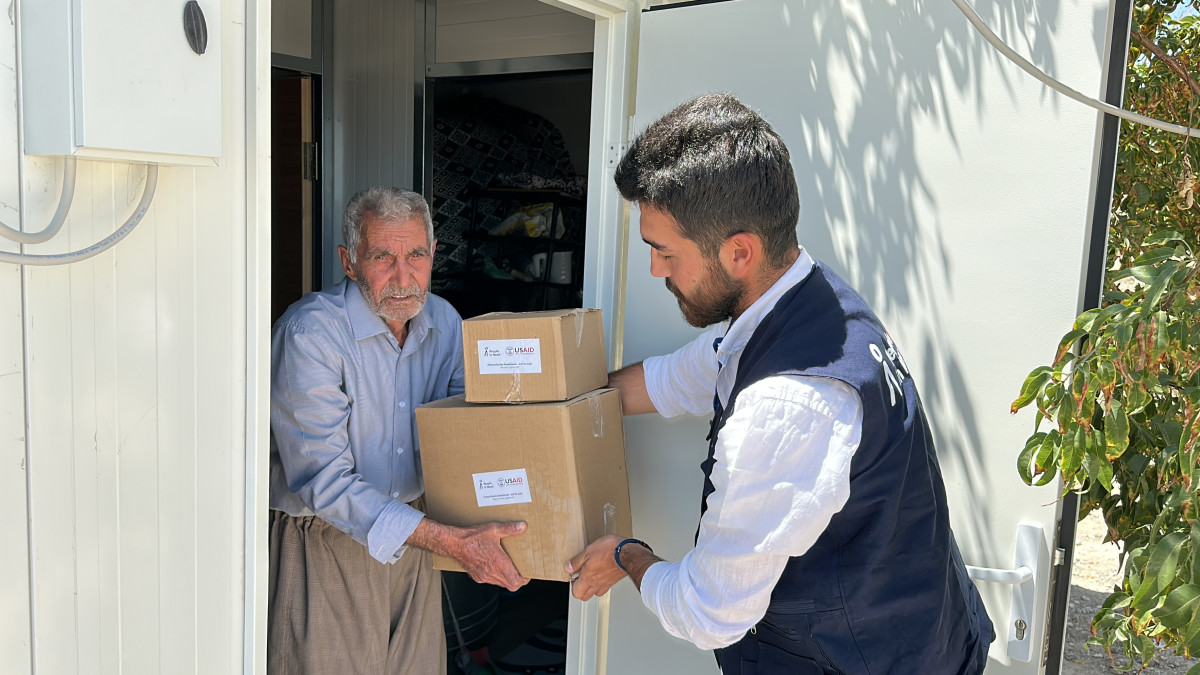 Peníze z amerického programu USAID byly určeny na životně důležitou pomoc v krizových oblastech – od chleba v Sýrii po teplo v Ukrajině