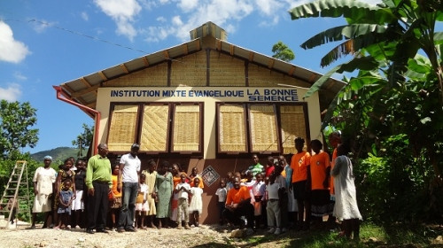 Člověk v tísni pomohl na Haiti 130 tisícům lidí a postavil 24 školních budov pro 3 350 žáků