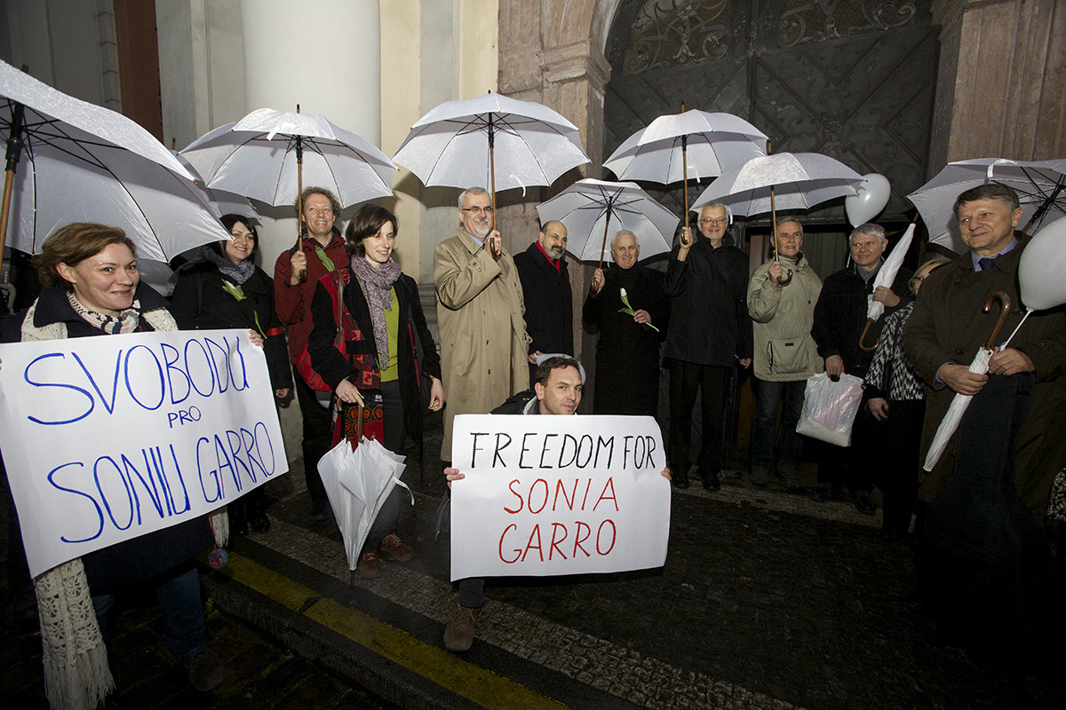 Průvod v bílém přešel přes Karlův most