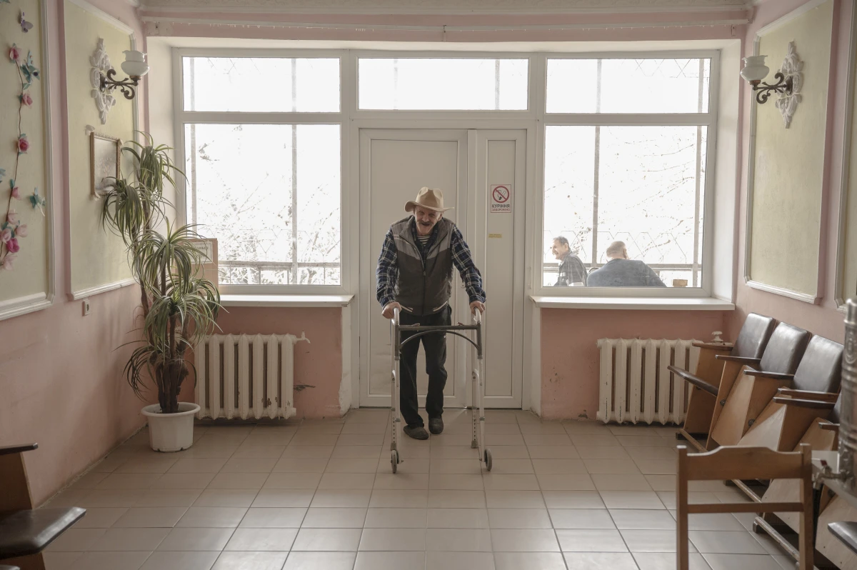 Válka tvrdě dopadá i na ukrajinské seniory. Pomáháme jim zachovat si důstojnost