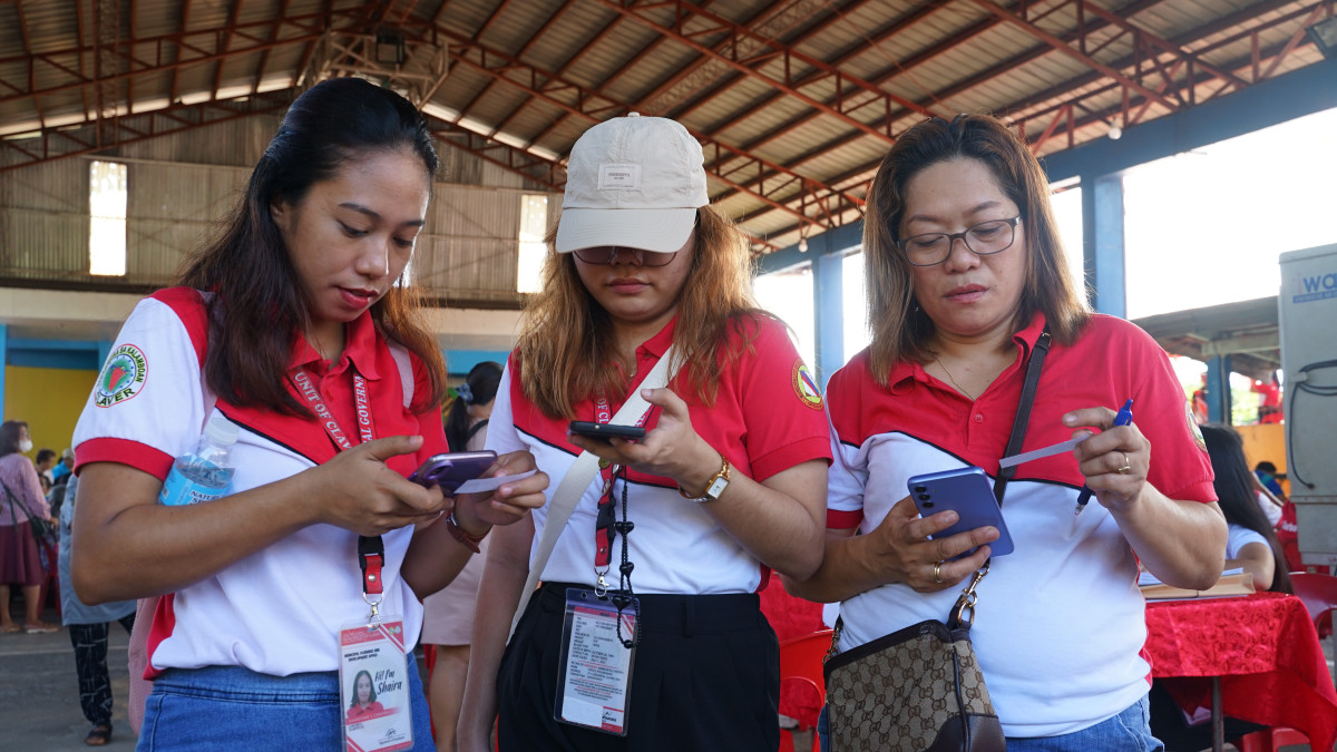 Stačí, když se podíváme na obrazovku: Zprávy v mobilu zachraňují životy na Filipínách