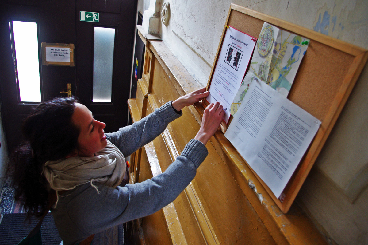 Někde se v boji s nepoctivými prodejci spoléhají na vyhlášku, jinde je vyhánějí rozhlasem