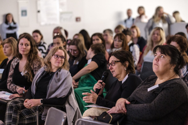 Sledujte živý přenos z 8. ročníku konference S asistenty k lepší škole