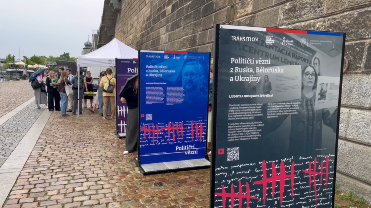 V Rusku a Bělorusku je poslali do vězení v nelidských podmínkách. Přijďte na výstavu o politických vězních
