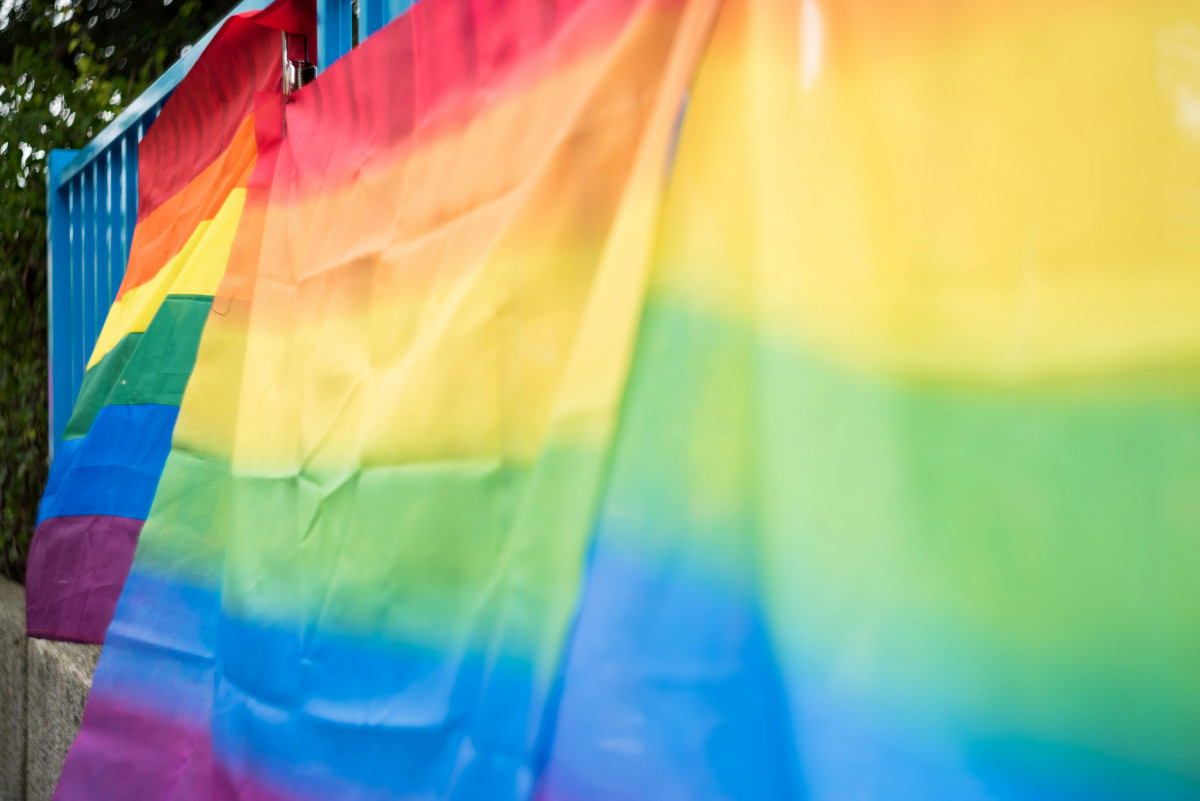 LGBTIQ+ lidé čelí perzekucím v řadě zemí. Přijďte se na Pride dozvědět více o jejich příbězích