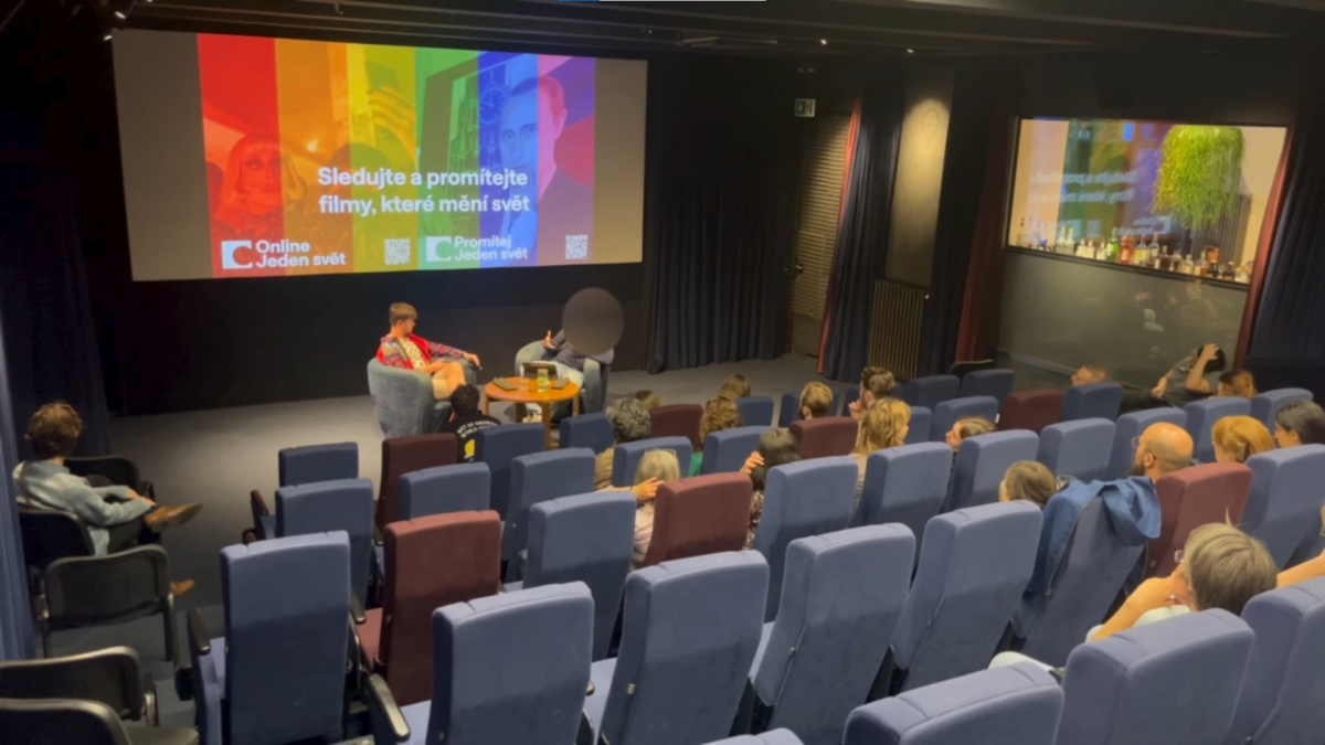 „Být na Pridu pro mě znamená učit se žít svobodně.“ Na Pridu zazněl také hlas těch, kteří doma čelí perzekucím