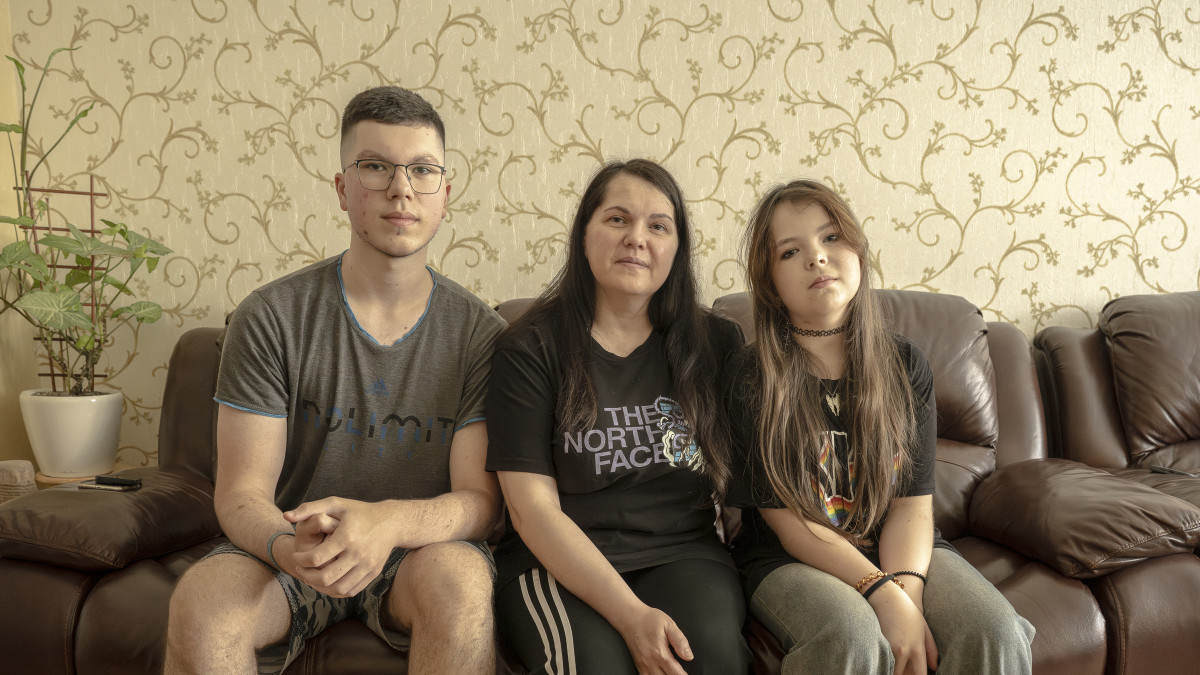 Rodina z ukrajinského Slovjansku přežila dva raketové útoky. Díky naší pomoci si mohli opravit zničený byt