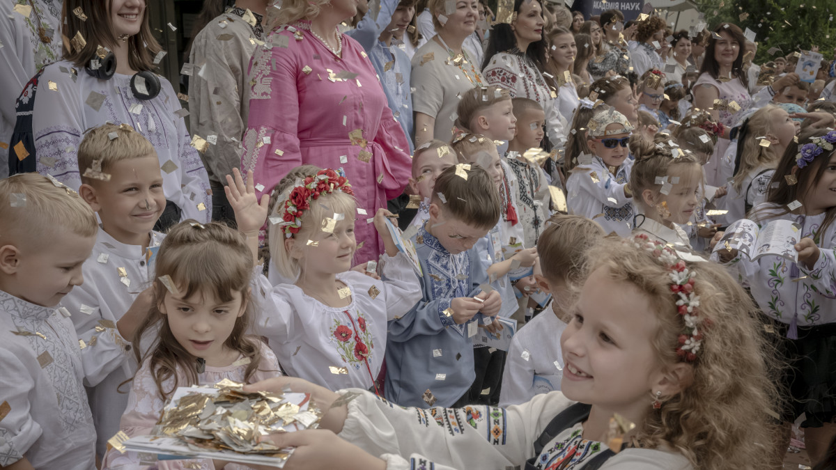 Ukrajinské děti opět zahajují školní rok v podzemních krytech