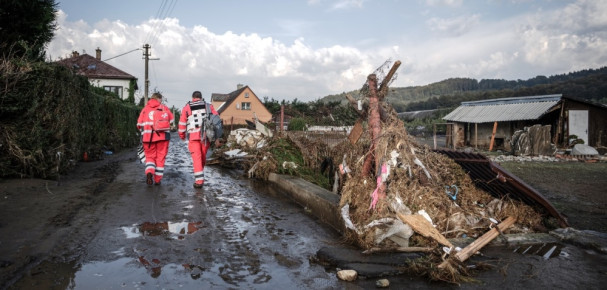 Rok po povodních doručily humanitární organizace pomoc za 673 milionů. Teď se soustředí na dofinancování oprav a individuální pomoc nejvíce postiženým domácnostem