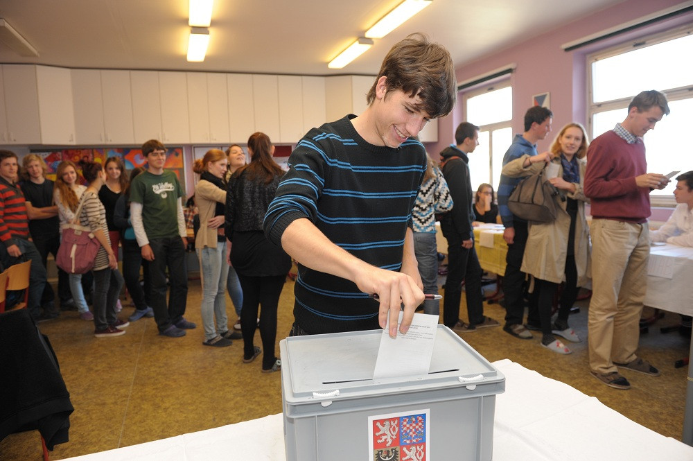 Patří politika do škol?