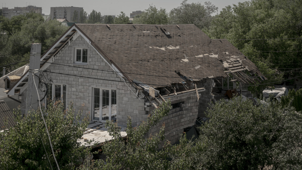 Síla žít dál: Jak rodiny v Dnipru po útocích znovu opravují své domovy