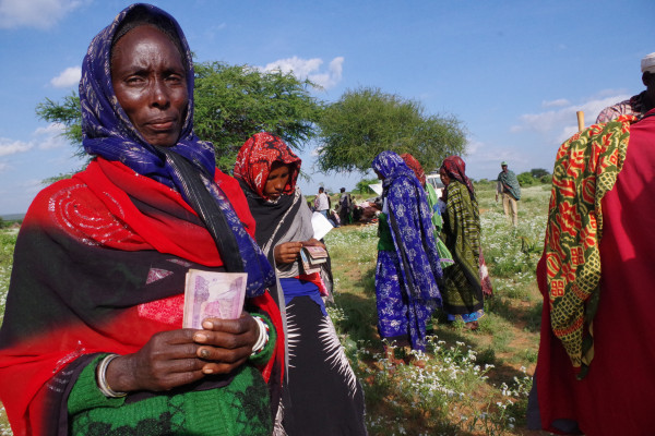 Proč dáváme lidem peníze místo balíků s humanitární pomocí