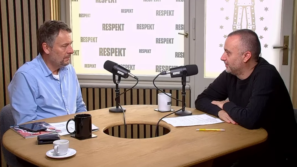 Šetřit na neziskovkách je iluze. Stát by zaplatil mnohem víc, říká Šimon Pánek v podcastu Respektu