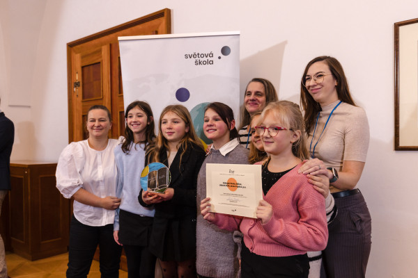 Spravedlivý obchod, neplýtvání, ochrana deštných pralesů. Šest škol od nás získalo Cenu inspirace za aktivity o globálních tématech