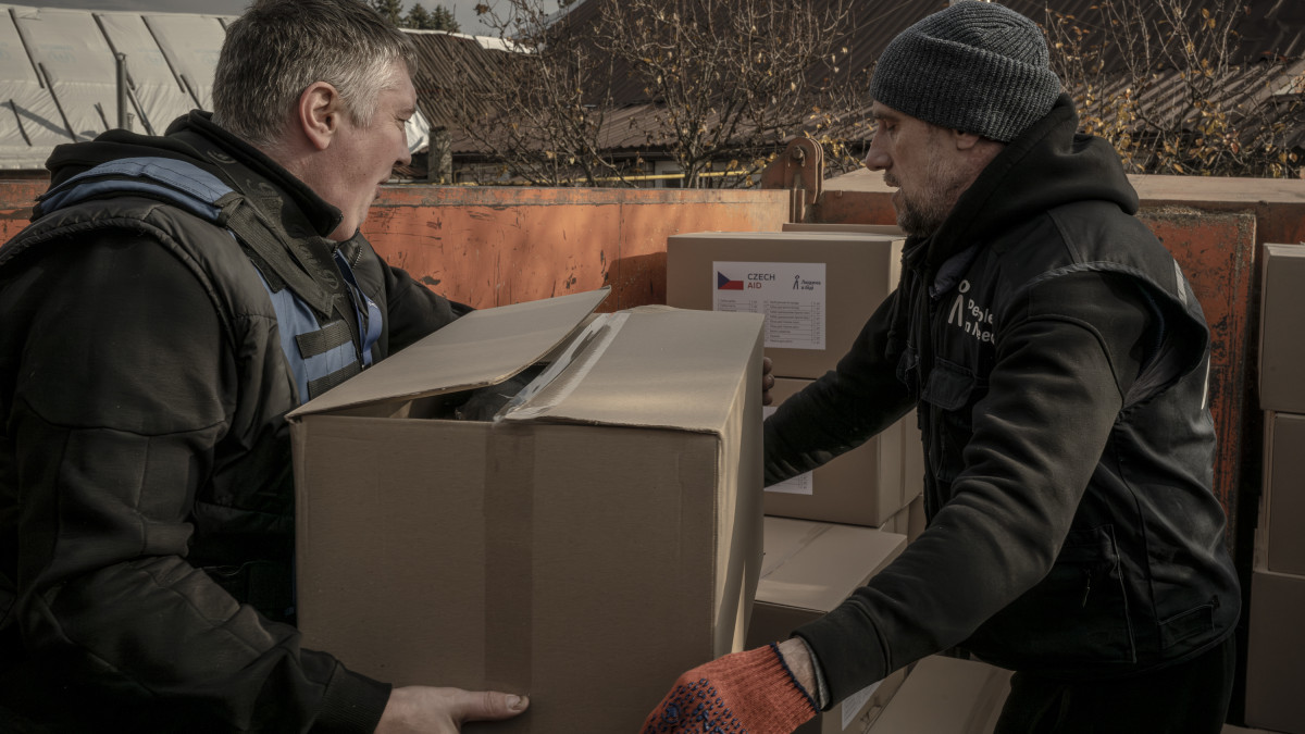 Vláda navrhuje drasticky omezit humanitární pomoc, včetně podpory Ukrajiny. Odborníci žádají přehodnocení