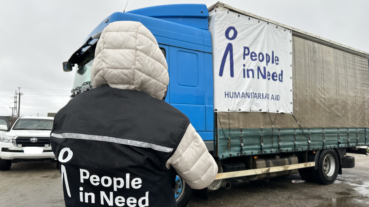 České humanitární organizace loni pomohly téměř 880 tisícům Ukrajinců. Vláda chce další pomoc sužované zemi seškrtat na nulu