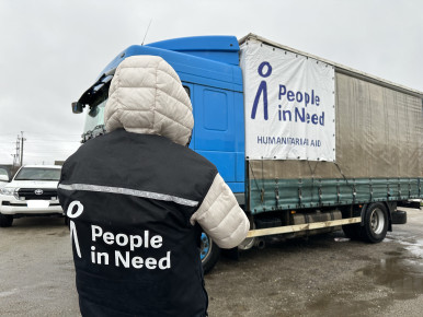 České humanitární organizace loni pomohly téměř 880 tisícům Ukrajinců. Vláda chce další pomoc sužované zemi seškrtat na nulu