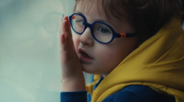 Válka na Ukrajině stále trvá, jen ji přestáváme vnímat. Iniciativa #modrazluta vrací barvy ukrajinské vlajky zpátky do veřejného prostoru