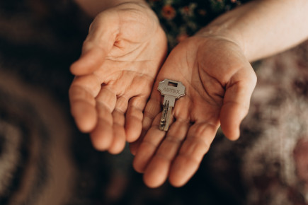 Barvy, klíče i stará fotografie: příběhy Ukrajinců, kteří museli kvůli válce opustit svůj domov