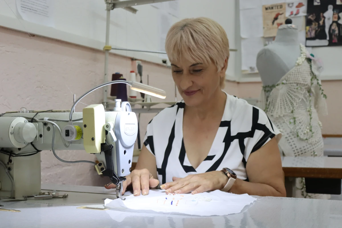 Opravujte, předělávejte, darujte; hlavně nic nevyhazujte! Vesna učí v Severní Makedonii o udržitelné módě