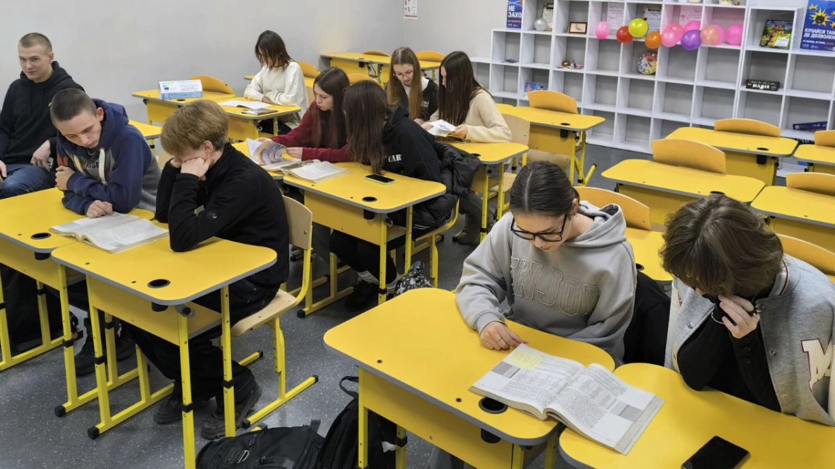 Vyučování v krytech pokračuje: jak ukrajinským dětem pomáháme dohnat zameškanou výuku