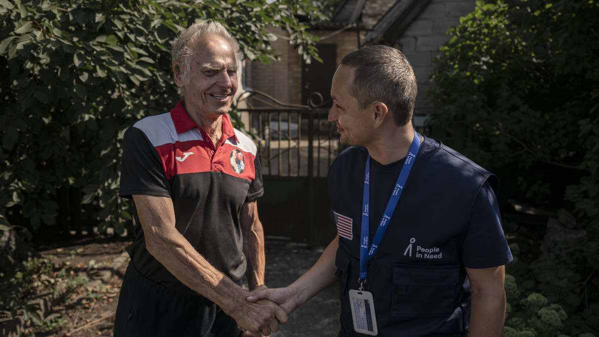 „Rozvážíme humanitární balíčky pod protidronovými sítěmi.“ Jak vypadá život našich ukrajinských kolegů a kolegyň