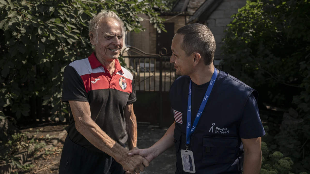 „Rozvážíme humanitární balíčky pod protidronovými sítěmi.“ Jak vypadá život našich ukrajinských kolegů a kolegyň